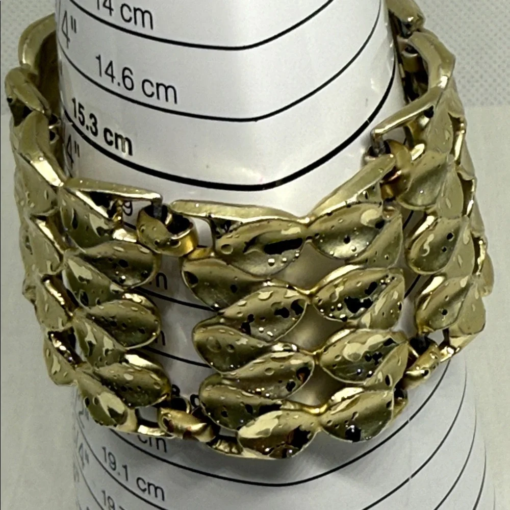 N/A elegant gold